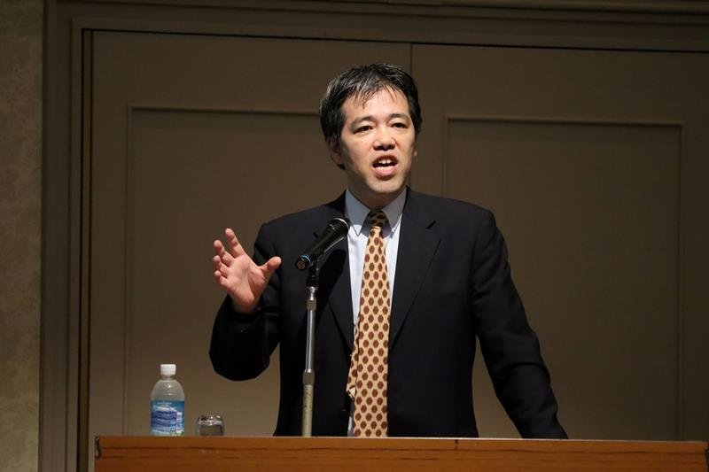 千葉政経懇話会９月例会で講演する熊野氏＝２９日午後、千葉市中央区のホテル
