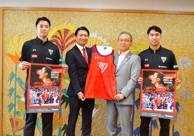 新シーズンへの決意を語った大倉選手（左）と小川選手（右）ら＝２８日、船橋市役所