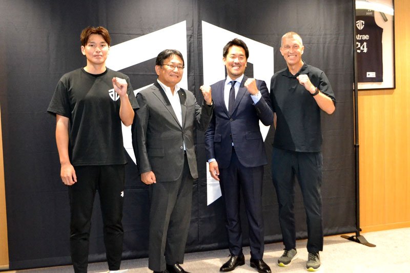 Ｂ１昇格への決意を述べた大塚選手（左）ら＝２８日、千葉市役所