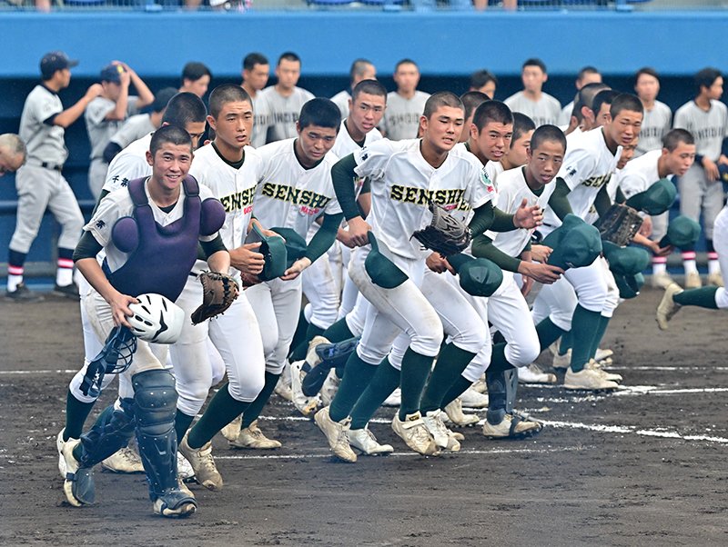専大松戸―千葉商大　決勝進出を決め応援席に駆け出す専大松戸ナイン＝県総合ＳＣ