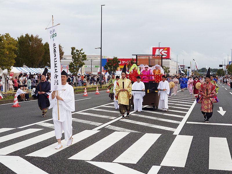 開幕を飾った更級日記旅立ち行列＝３０日、市原市