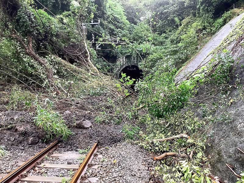 土砂や倒れた樹木が流れ込んだＪＲ内房線江見―太海間の線路（ＪＲ東日本千葉支社提供）