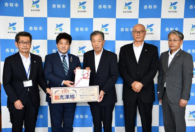 目録を伊藤市長（左から２人目）に手渡す志沢会長＝香取市役所
