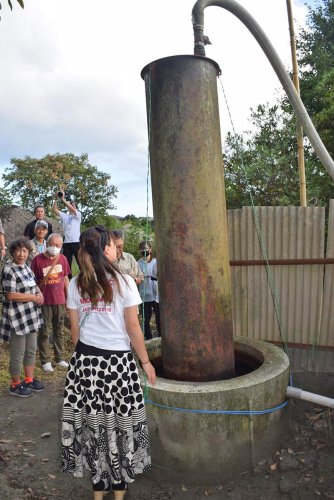 約６０年前に掘られた民間の天然ガス採掘井戸を見学する受験者たち＝茂原市
