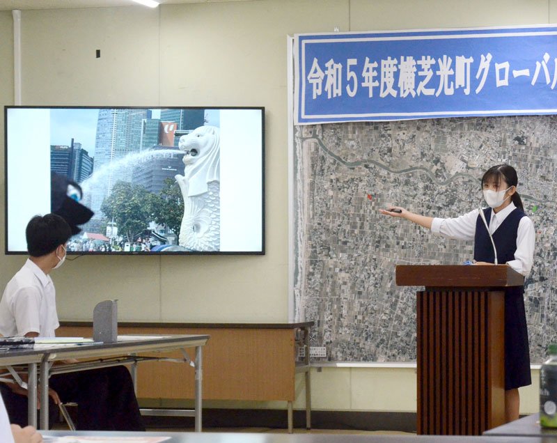 シンガポールでの異文化体験について発表する中学生＝１日、横芝光町役場