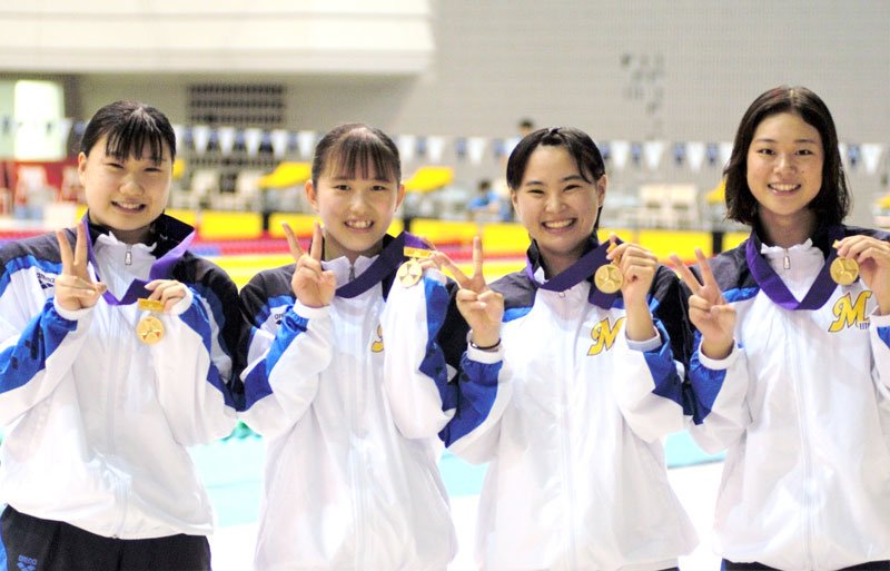 ２００メートルメドレーリレーで優勝した千葉明徳の（右から）多田、畑、大沢、愛宕＝県国際総合水泳場