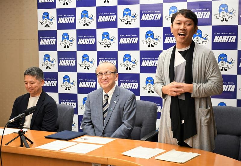成田空港や成田山参道で撮影する思いを語る（右から）斉藤監督と小泉市長、下田世話人＝５日、成田市役所
