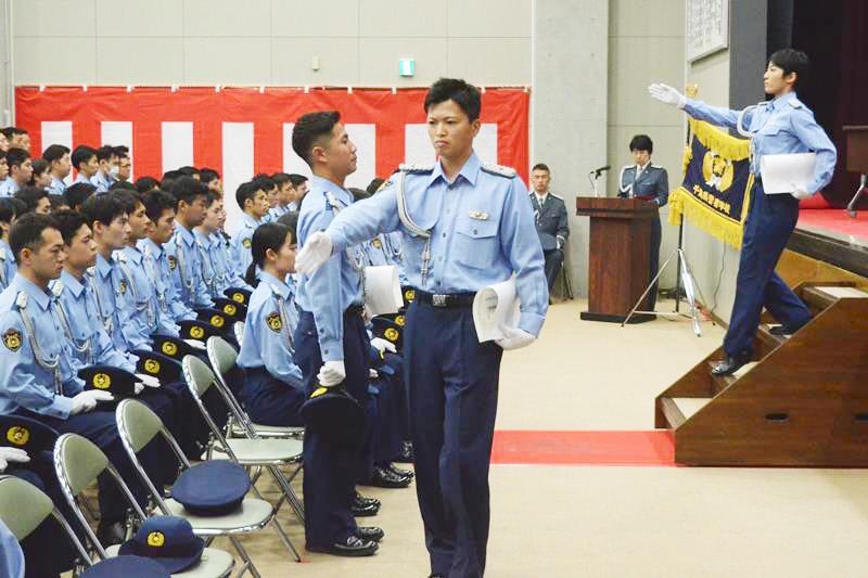 県警察学校の卒業式に臨む初任科第３１９期生＝６日、東金市
