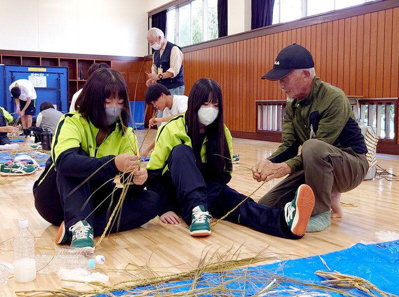 ＳａＴｏＹａＭａよくし隊の講師（右）から、しめ縄の作り方の説明を受ける生徒＝５日、県立市原高校