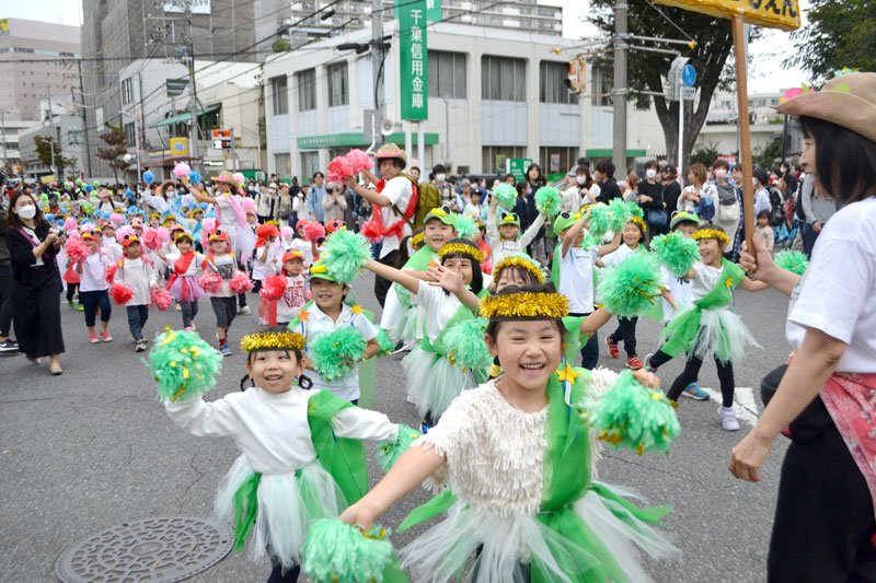 「きらっとサンバ」に合わせてパレードをする市内の園児たち＝８日、習志野市