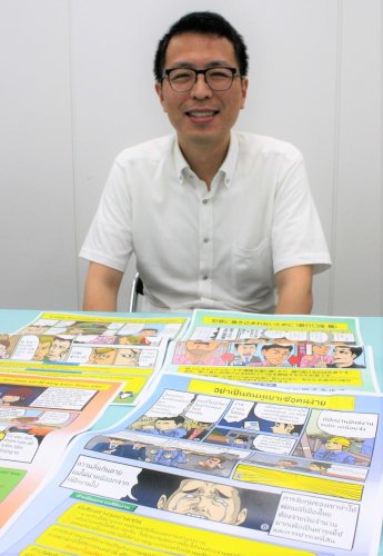 元漫画家の経験を生かし、チラシ作りに協力した山崎さん＝千葉市中央区の県警本部

