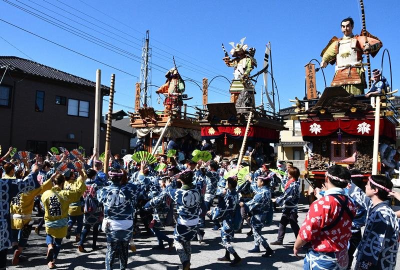 「源氏三町」と呼ばれる３町内が集まり総踊りを披露した＝１３日、香取市