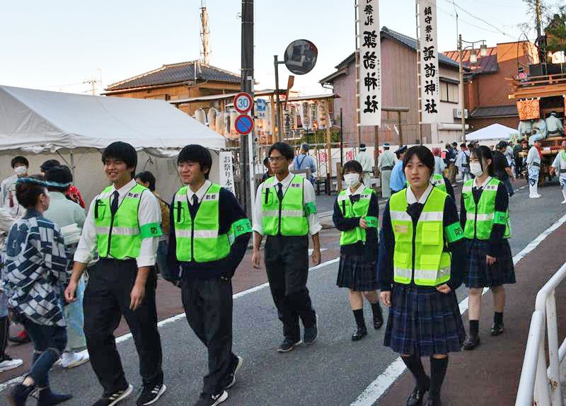 佐原の大祭の会場をパトロールする生徒＝１３日、香取市
