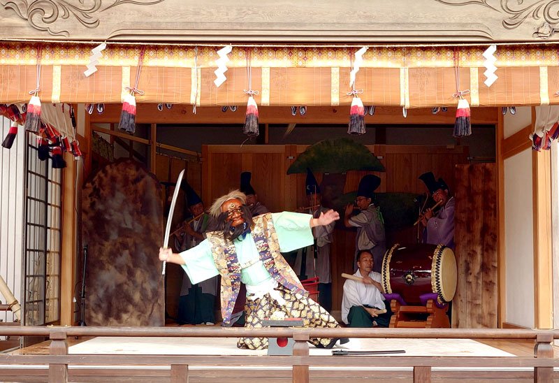 鶴峯八幡宮に奉納された十二座神楽の太刀の巫女（みこ）の舞＝市原市