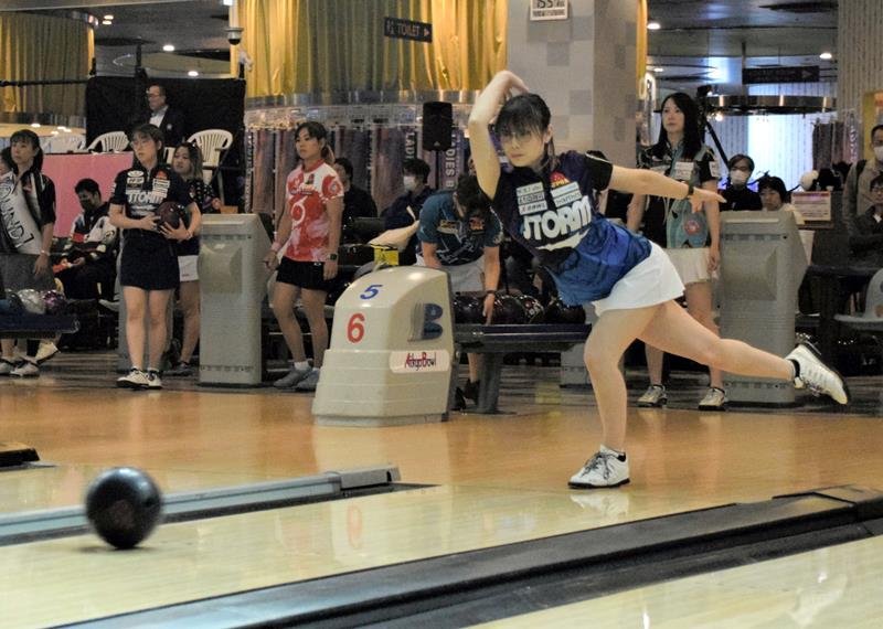本大会出場を目指し熱投する選手＝２０日、印西市のアイキョーボウル
