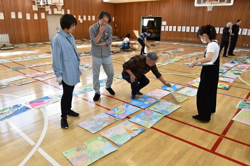 中央審査会に向けて作品を選ぶ審査員＝２１日、船橋市
