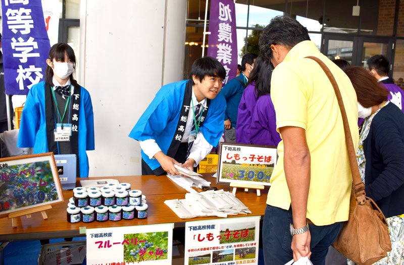 作った農産品を販売する下総高園芸科の生徒＝２２日、千葉市美浜区