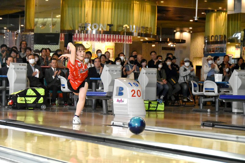 優勝決定戦で最後の投球をする中島プロ＝２２日、印西市のアイキョーボウル