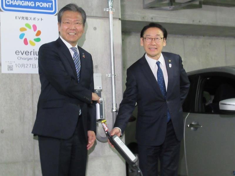 設置された充電器コーナーに立つ田中市長（右）と大瀧副社長＝２７日、市川市役所
