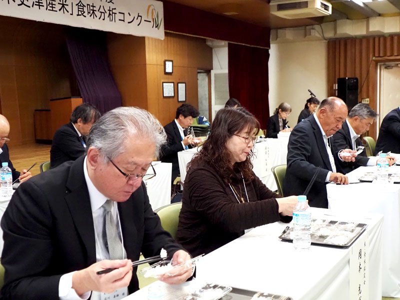 「木更津産米」の食味を入念にチェックする審査員＝木更津市
