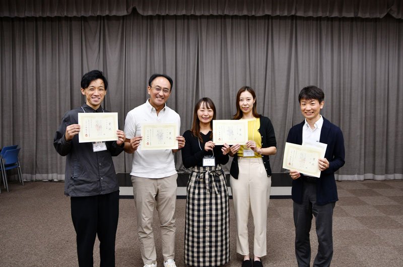 地域課題の解決案を募ったビジネスコンテストで入賞した参加者＝香取市
