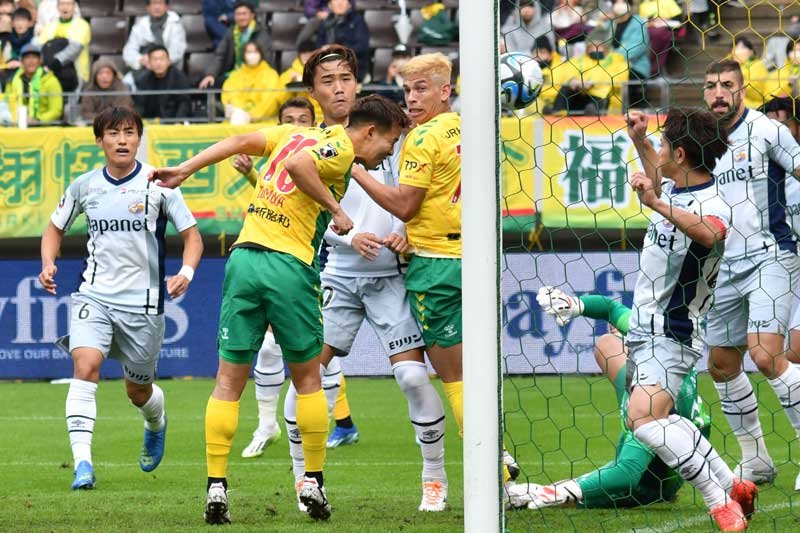 千葉─長崎　前半１２分、千葉の見木（左から２人目）が先制のヘディングシュートを決める＝１２日、千葉市のフクダ電子アリーナ