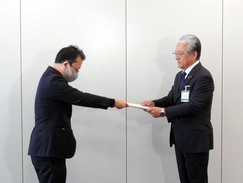小出市長（右）に再調査結果を答申した第三者委の瀬田委員長＝２１日、市原市役所
