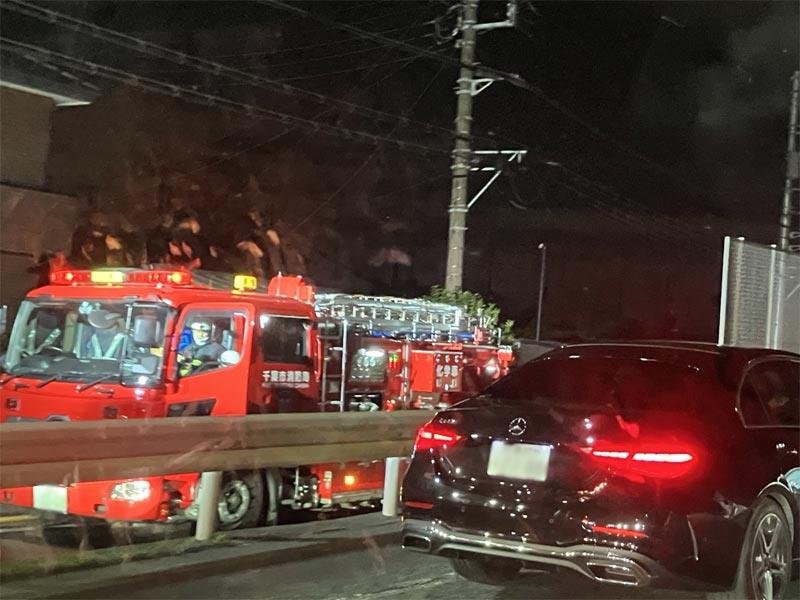 火災の影響で蘇我陸橋付近は一時黒煙でおおわれた＝25日午後5時55分ごろ、千葉市中央区蘇我町２（写真の一部を加工しています）