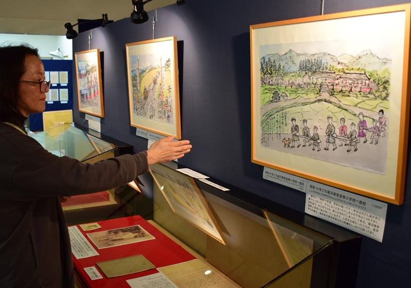 鈴木重男さんの作品を解説する担当者＝睦沢町立歴史民俗資料館
