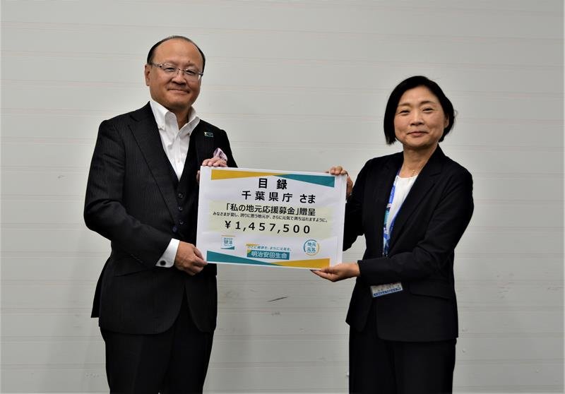 目録を高梨部長（右）に手渡す岡田千葉本部長＝県庁
