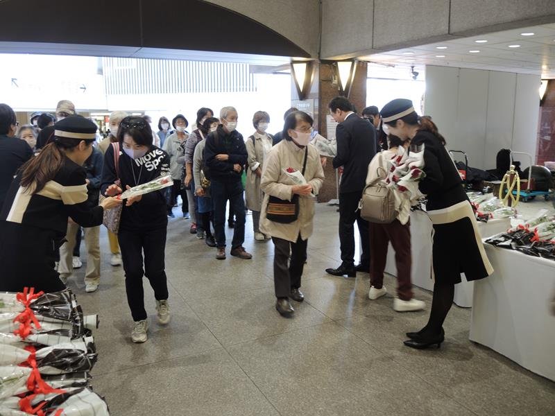 高島屋柏店５０周年祝う　太鼓演奏、来店者８００人にバラ配布も