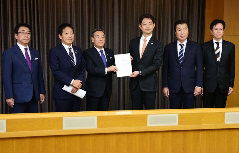 熊谷知事（右から３人目）に要望書を手渡す自民県連の阿部幹事長（同４人目）＝１日、県庁