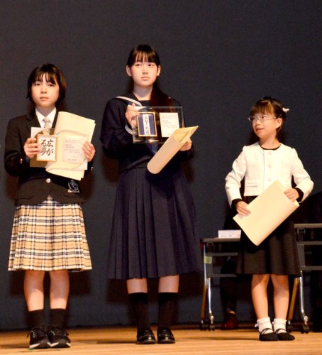 県知事賞に輝いた（左から）出井さん、吉田さん、細田さん＝千葉市中央区