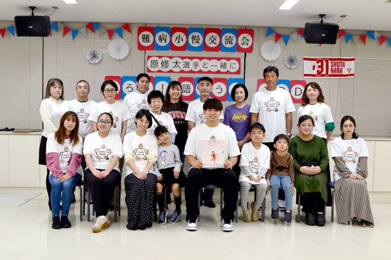 原選手（前列中央）と参加者たち＝船橋市保健福祉センター