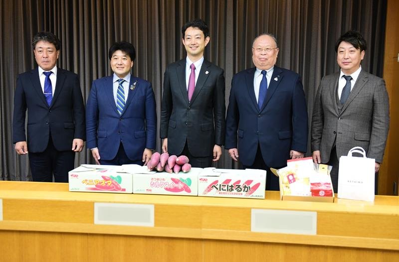 香取市産のサツマイモを県に贈った伊藤会長（左から２人目）ら＝千葉県庁