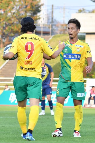 終了間際にＰＫを獲得し、呉屋（９）に力強く声をかける千葉の田口＝５日、正田スタ

