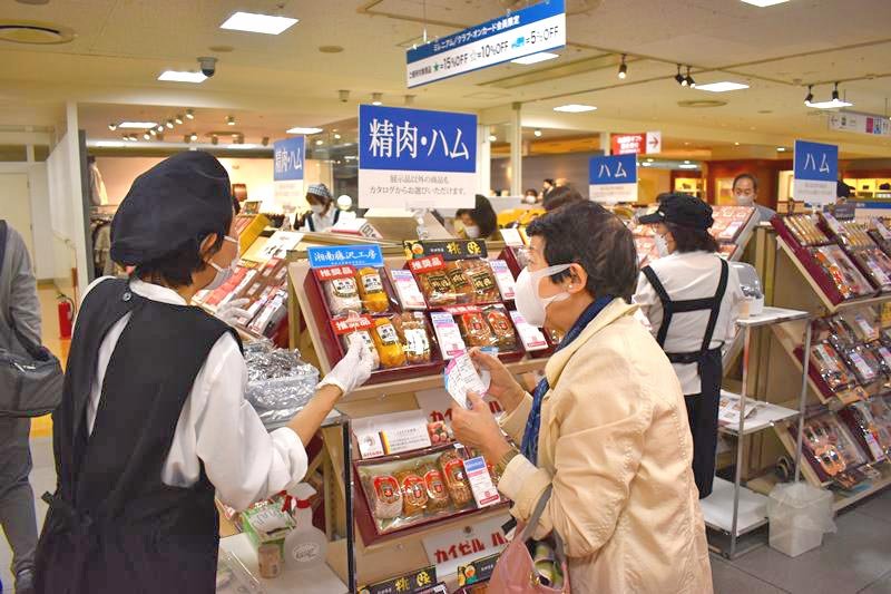 千葉県内百貨店でお歳暮商戦がスタート。ギフトセンターでは早速、顧客（右）が店員の説明を聞きながら品定めをしていた＝１０日、そごう千葉店