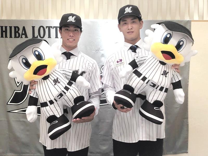 千葉ロッテに入団が決まった独立リーグ富山の大谷輝龍投手（左）と高野光海外野手＝富山県内（球団提供）
