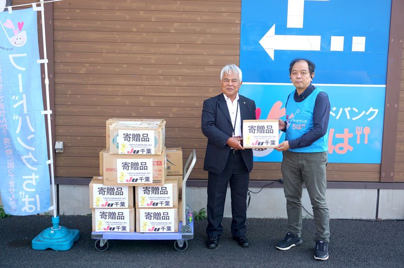 フードバンクちばに備蓄食品を届けたＪＵ千葉の伊原筆頭副理事長（左）＝千葉市中央区