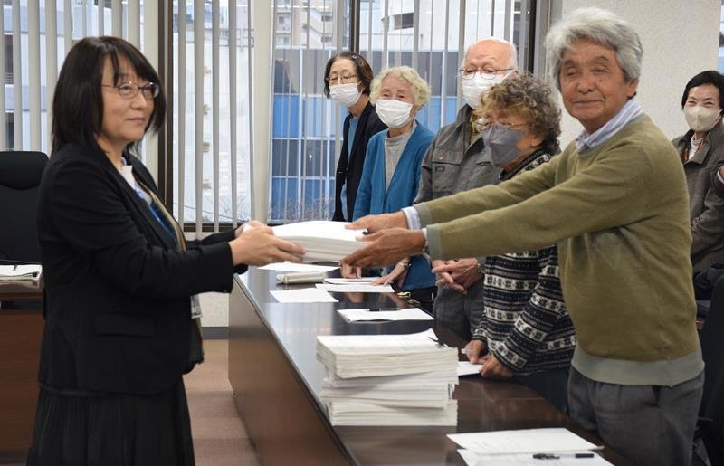 署名を県に提出する「三番瀬を守る署名ネットワーク」の田久保代表（右）＝１７日、千葉県庁
