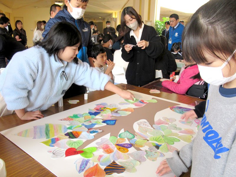 「未来の千葉県ツリー」づくりに取り組む子どもたち＝浦安市