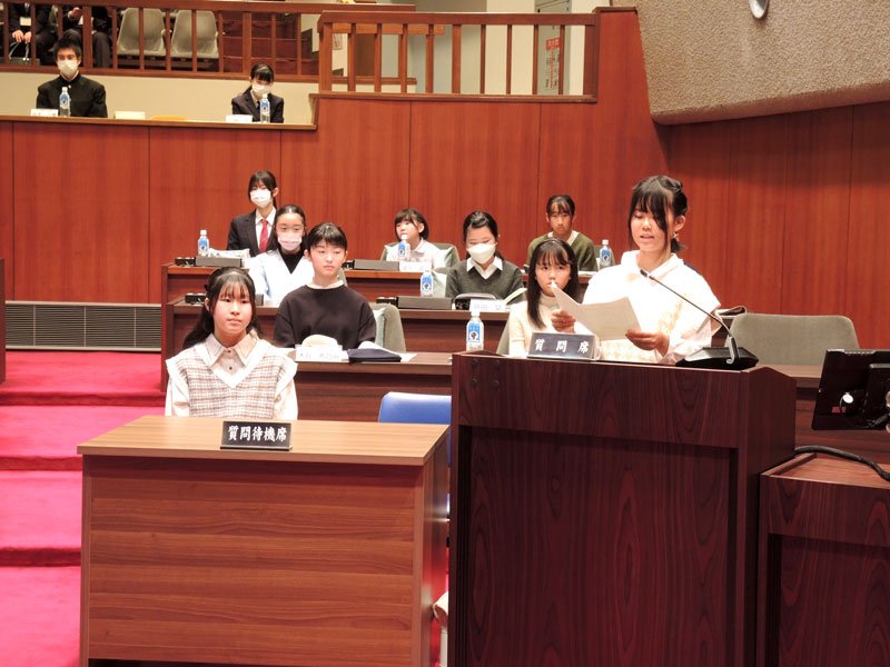 市議会議事堂で質問する「子ども議員」＝我孫子市