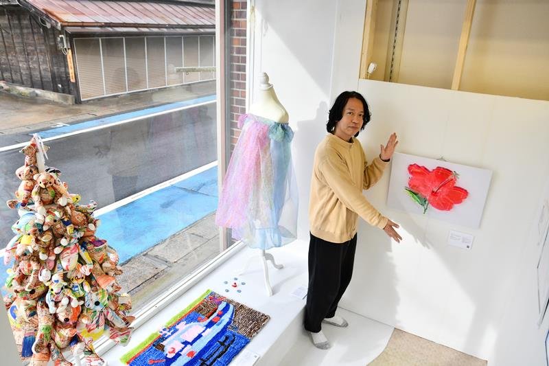 福祉事業所利用者らの絵を、作家がオブジェや洋服に仕上げた作品展＝多古町
