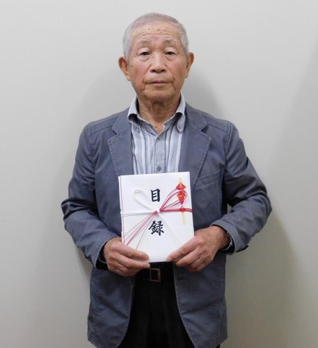寄付金を持参した熊野さん
