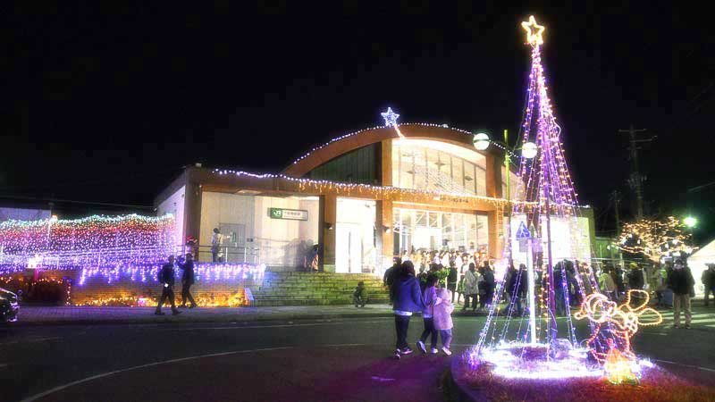 ＪＲ下総神崎駅前で始まったイルミネーション＝神崎町