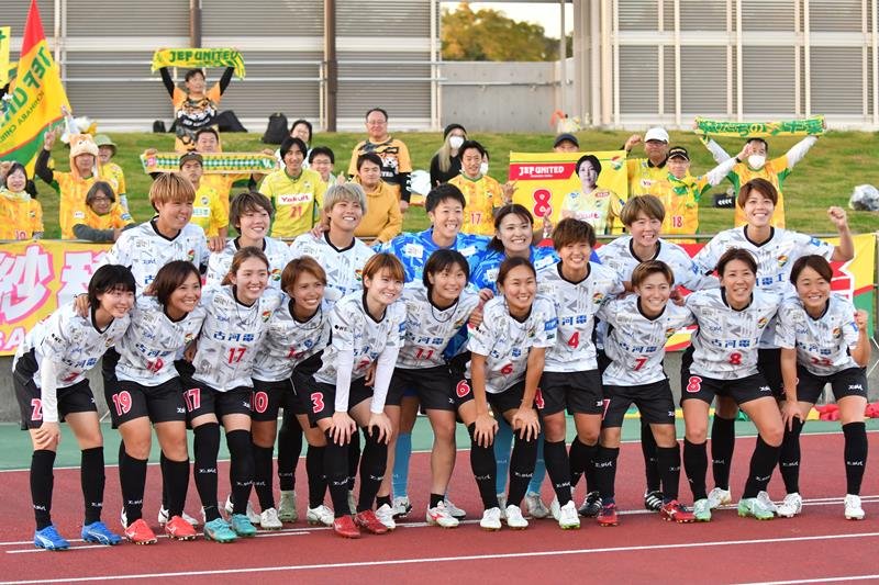 初白星を飾り、サポーターと一緒に写真を撮るジェフ千葉レディースの選手＝２３日、ギオンス
