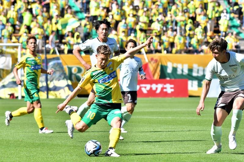 千葉－東京Ｖ　ドリブルで切り込む千葉の見木（中央）＝４月１６日、フクアリ
