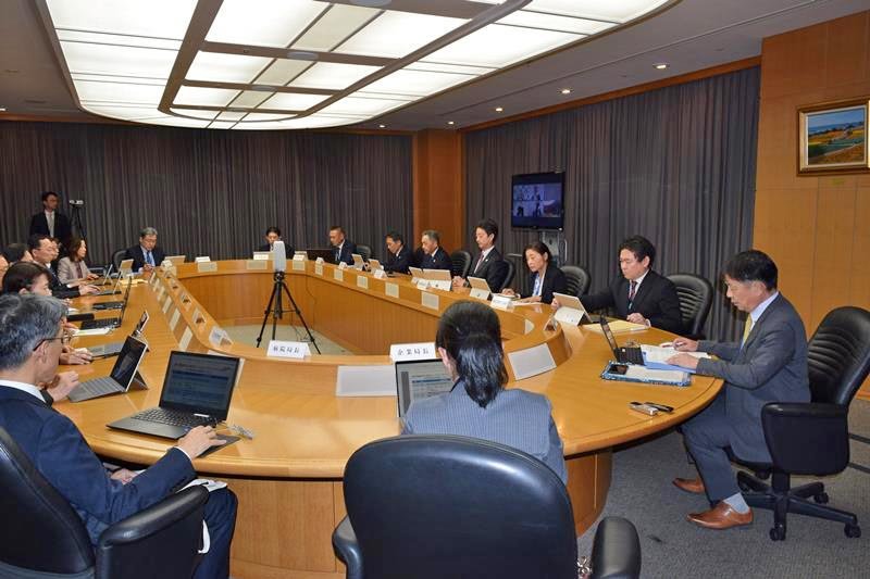 新型インフルエンザ発生を想定して行われた千葉県の対策本部運営訓練＝２４日、県庁