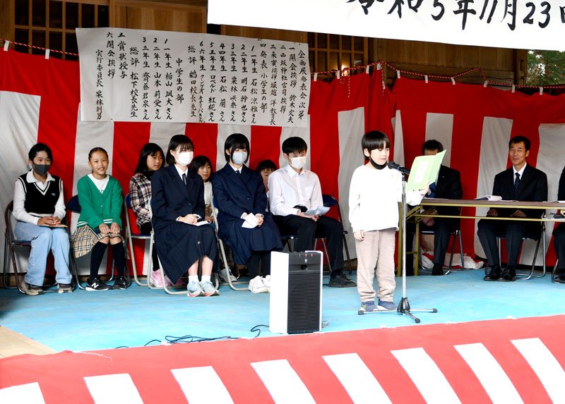地元の小中学生が将来の夢や大切な人への感謝の気持ちをつづった作文を朗読＝２３日、香取市の西坂神社