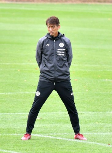 練習を見る井原監督＝２１日、柏市内
